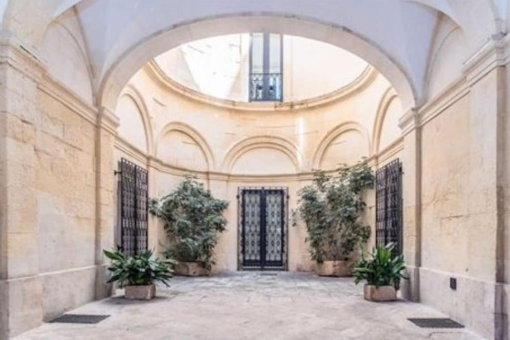 Casa Vacanze De Mari Lecce Exterior photo